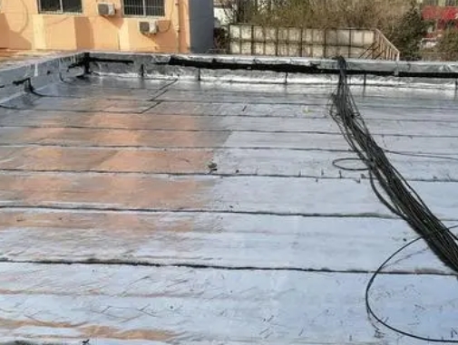 水磨沟卫生间漏水维修公司分享下水磨沟屋面楼顶防水刚性防水层施工要点。